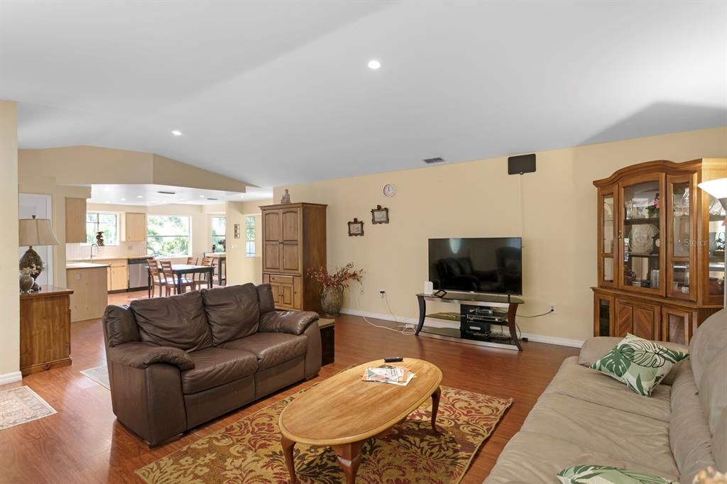 For Rent: $2,400 (3 beds, 2 baths, 1865 Square Feet)