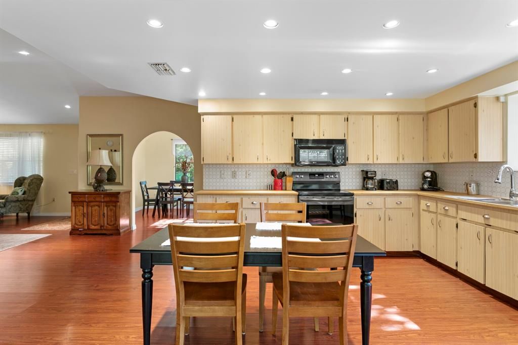 For Rent: $2,400 (3 beds, 2 baths, 1865 Square Feet)