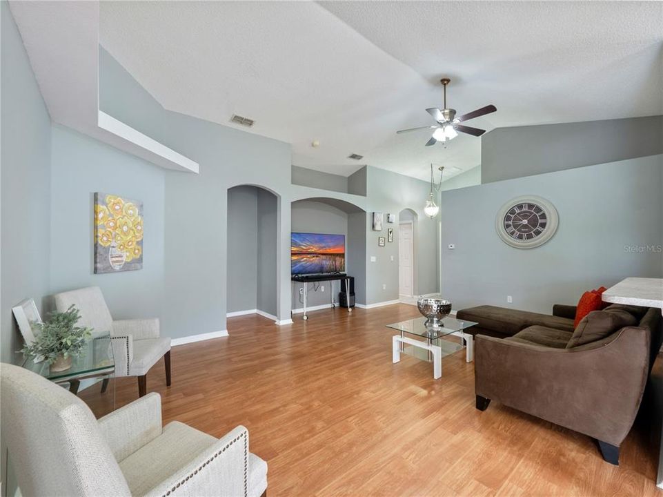 На продажу: $330,000 (3 спален, 2 ванн, 1374 Квадратных фут)