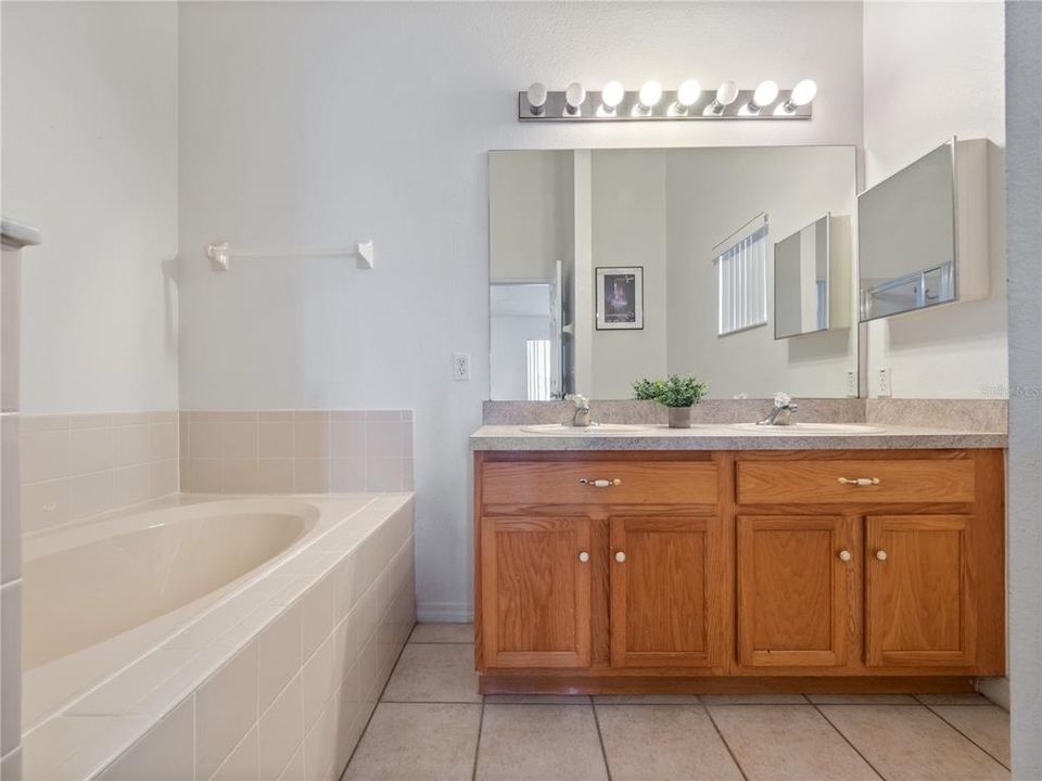 На продажу: $330,000 (3 спален, 2 ванн, 1374 Квадратных фут)