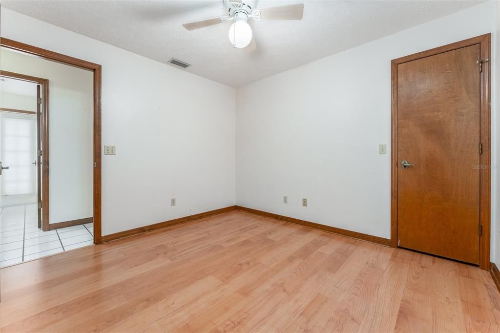 待售: $390,000 (4 贝兹, 2 浴室, 2077 平方英尺)