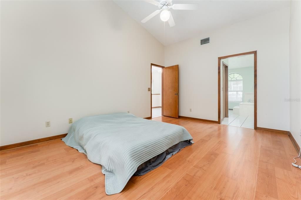 待售: $390,000 (4 贝兹, 2 浴室, 2077 平方英尺)