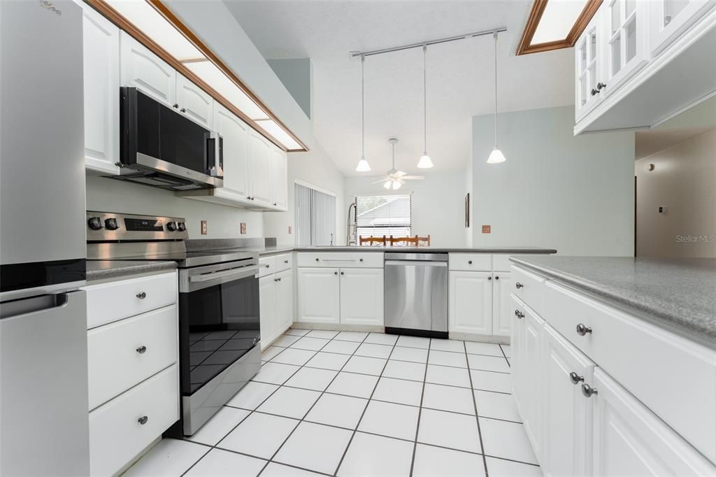 待售: $390,000 (4 贝兹, 2 浴室, 2077 平方英尺)