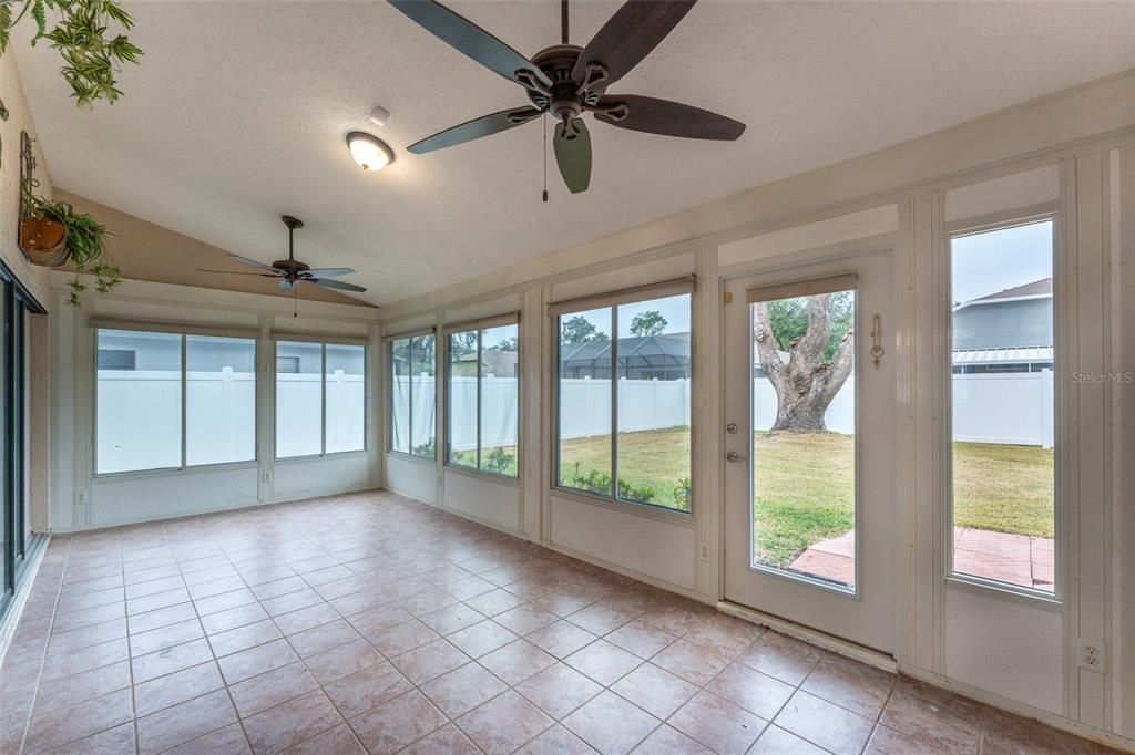 待售: $390,000 (4 贝兹, 2 浴室, 2077 平方英尺)