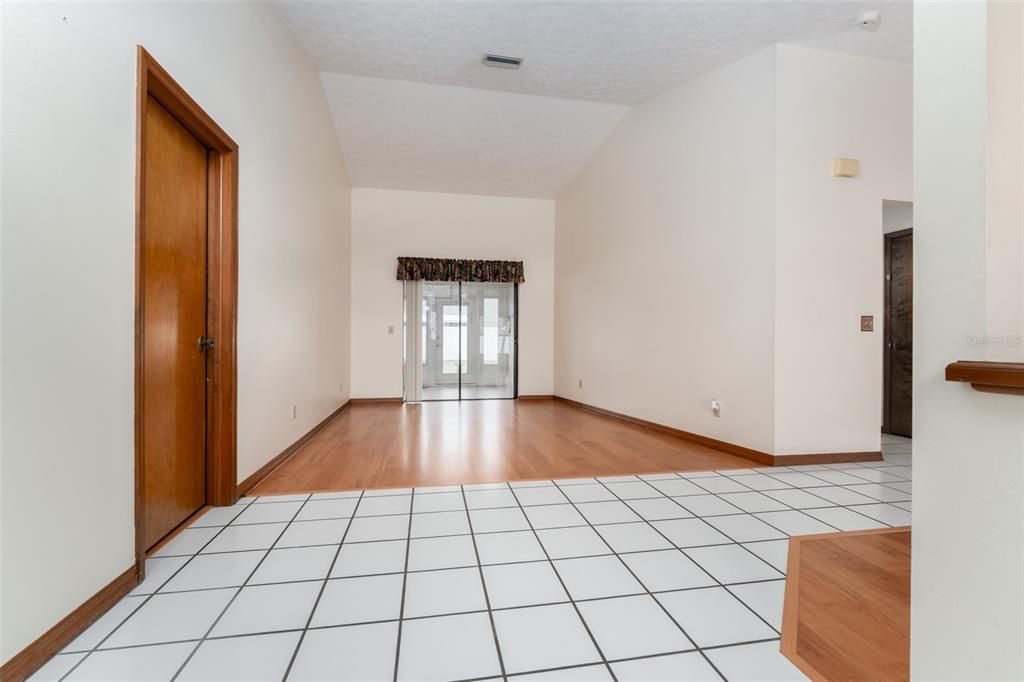 待售: $390,000 (4 贝兹, 2 浴室, 2077 平方英尺)