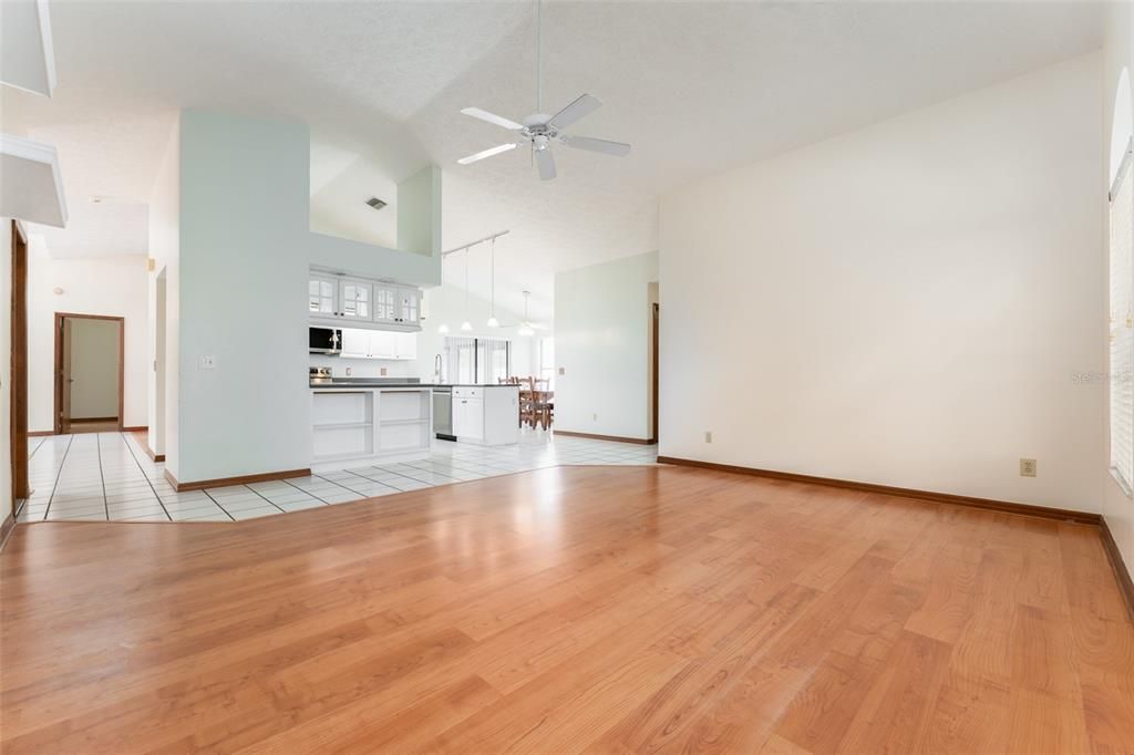 待售: $390,000 (4 贝兹, 2 浴室, 2077 平方英尺)