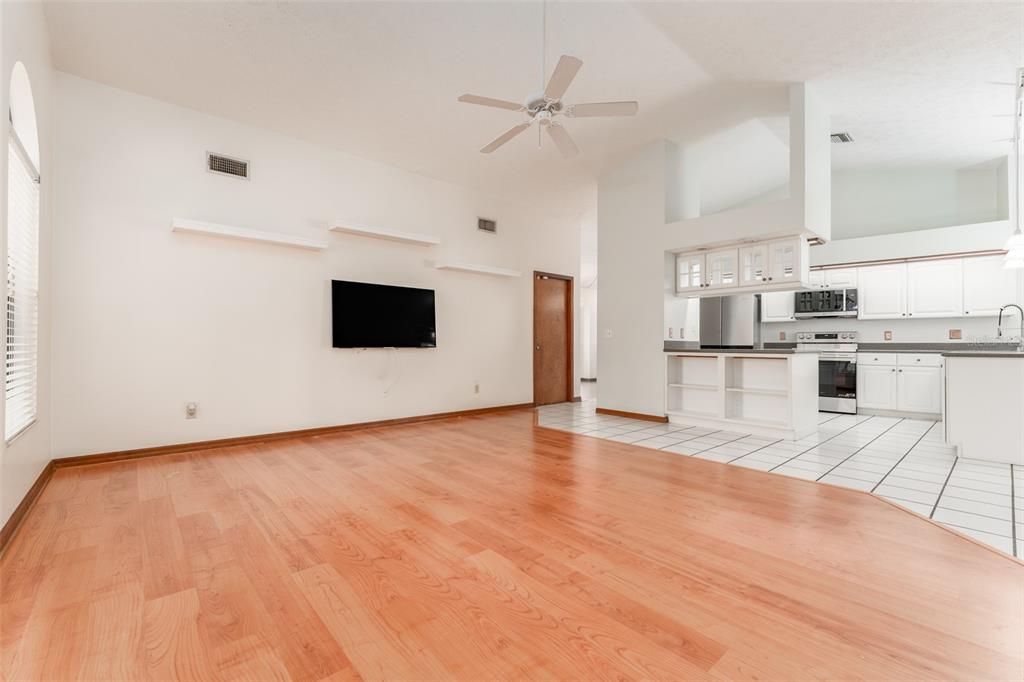 待售: $390,000 (4 贝兹, 2 浴室, 2077 平方英尺)