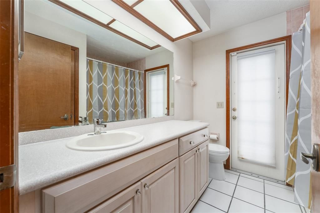 待售: $390,000 (4 贝兹, 2 浴室, 2077 平方英尺)