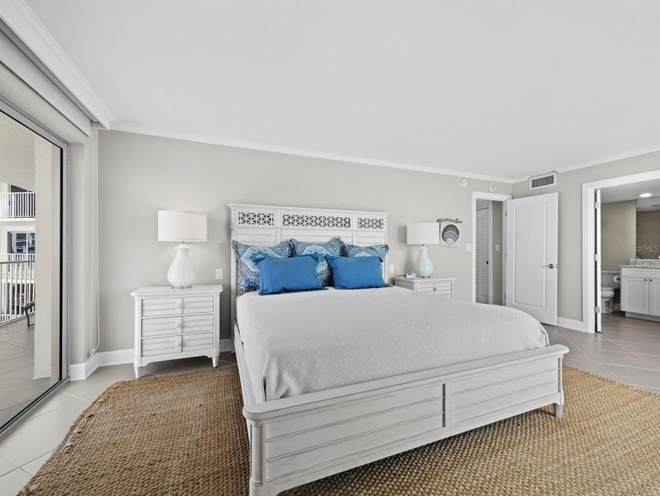 For Sale: $1,395,000 (2 beds, 2 baths, 1235 Square Feet)