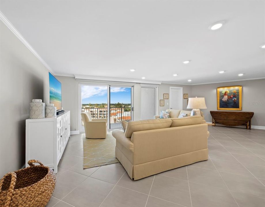 For Sale: $1,395,000 (2 beds, 2 baths, 1235 Square Feet)