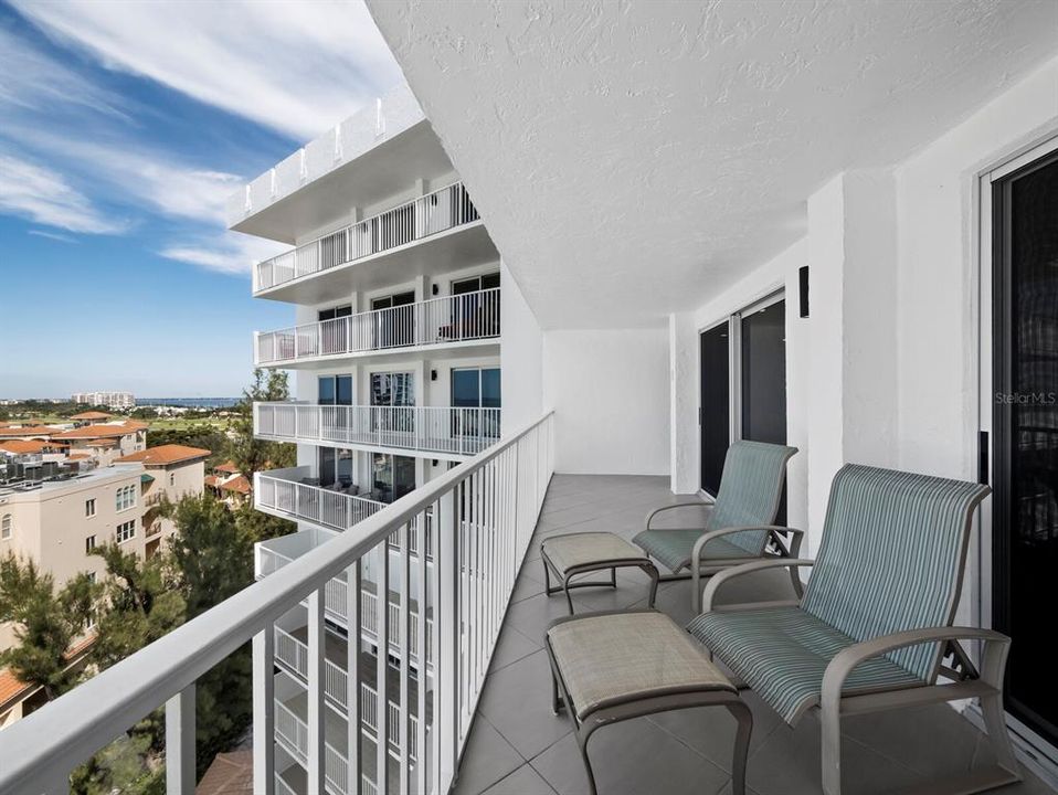 For Sale: $1,395,000 (2 beds, 2 baths, 1235 Square Feet)