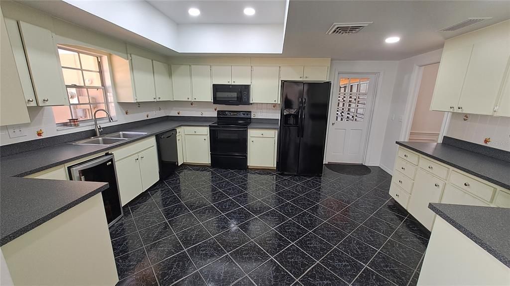 For Rent: $2,475 (3 beds, 2 baths, 2276 Square Feet)