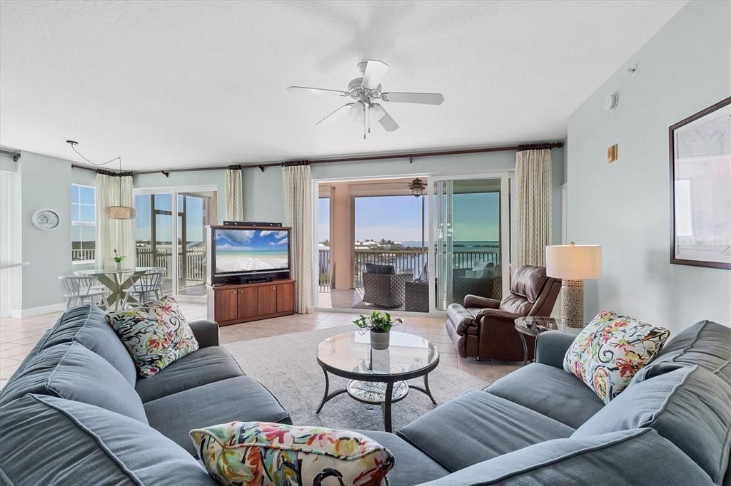 Под контрактом: $1,749,000 (3 спален, 3 ванн, 2142 Квадратных фут)