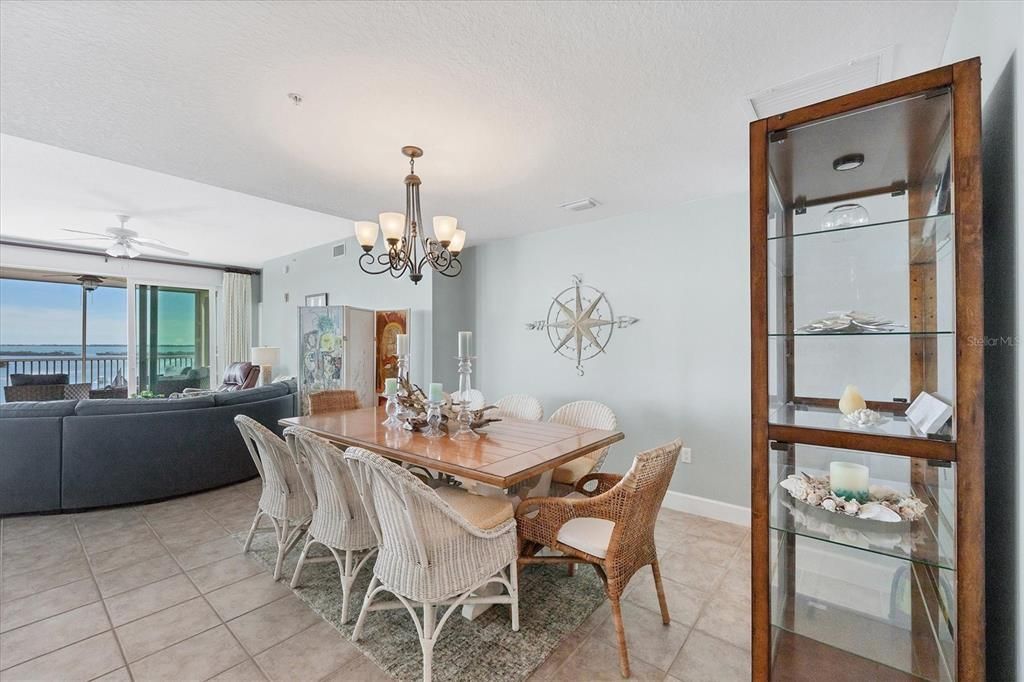 Под контрактом: $1,749,000 (3 спален, 3 ванн, 2142 Квадратных фут)