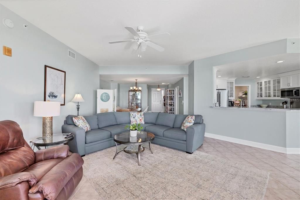 Под контрактом: $1,749,000 (3 спален, 3 ванн, 2142 Квадратных фут)