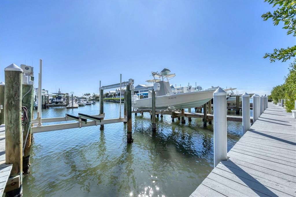 Под контрактом: $1,749,000 (3 спален, 3 ванн, 2142 Квадратных фут)