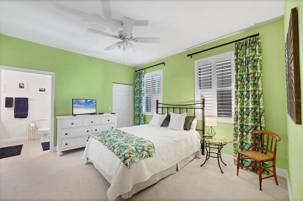 Под контрактом: $1,749,000 (3 спален, 3 ванн, 2142 Квадратных фут)