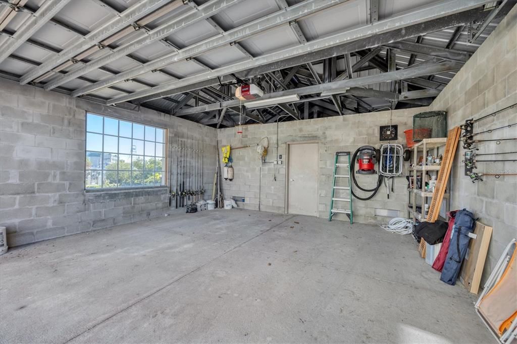 Под контрактом: $1,749,000 (3 спален, 3 ванн, 2142 Квадратных фут)