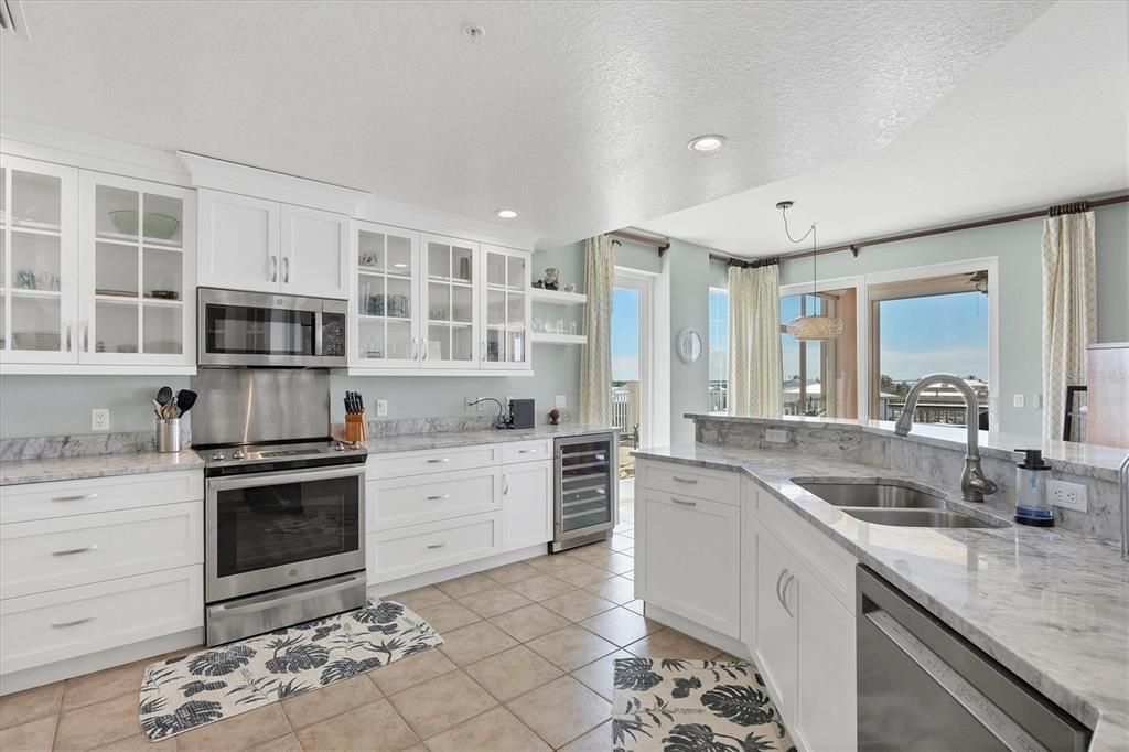 Под контрактом: $1,749,000 (3 спален, 3 ванн, 2142 Квадратных фут)