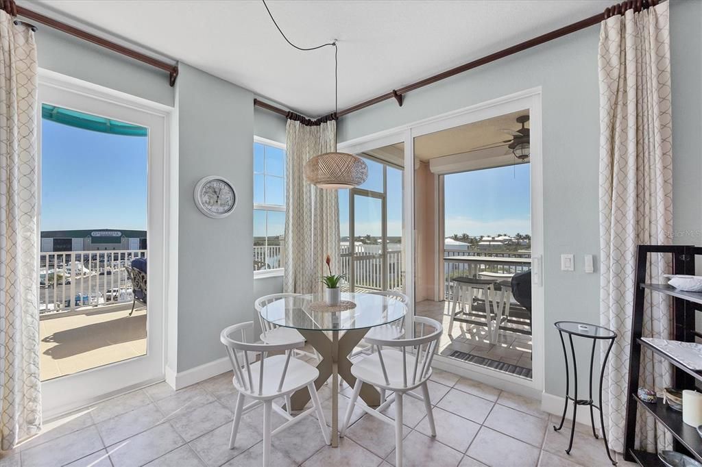 Под контрактом: $1,749,000 (3 спален, 3 ванн, 2142 Квадратных фут)