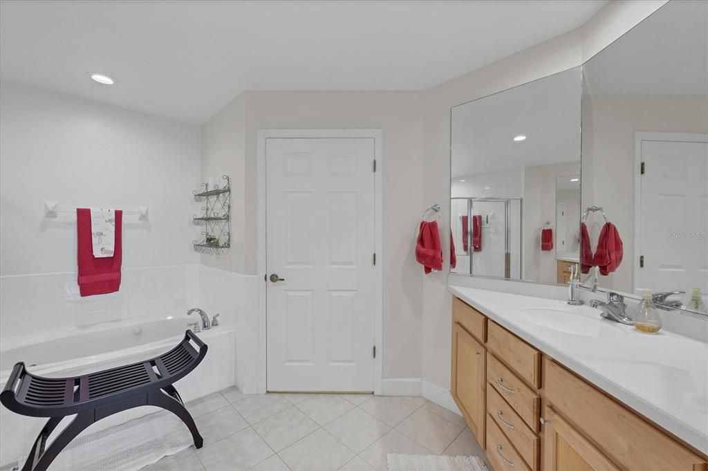 Под контрактом: $1,749,000 (3 спален, 3 ванн, 2142 Квадратных фут)