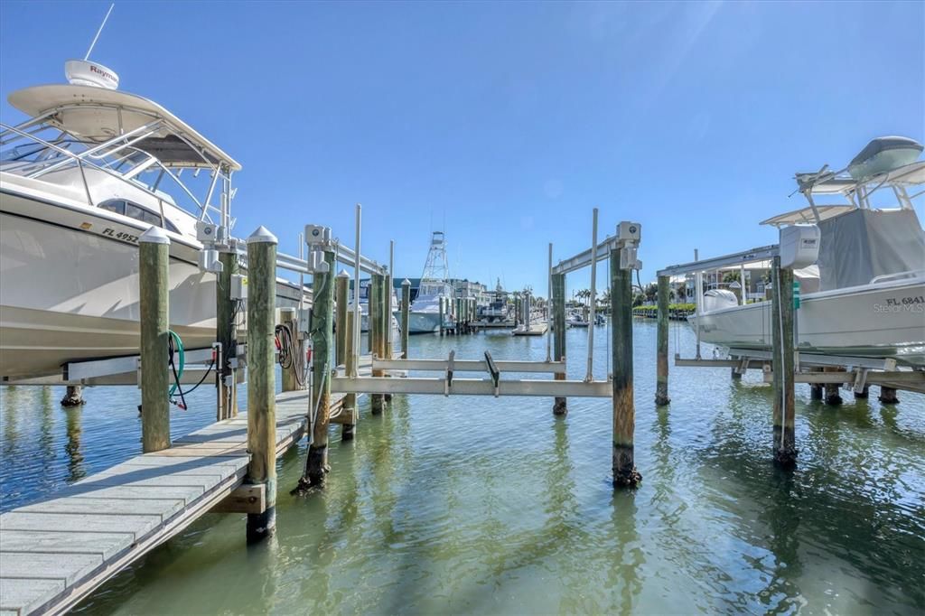 Под контрактом: $1,749,000 (3 спален, 3 ванн, 2142 Квадратных фут)