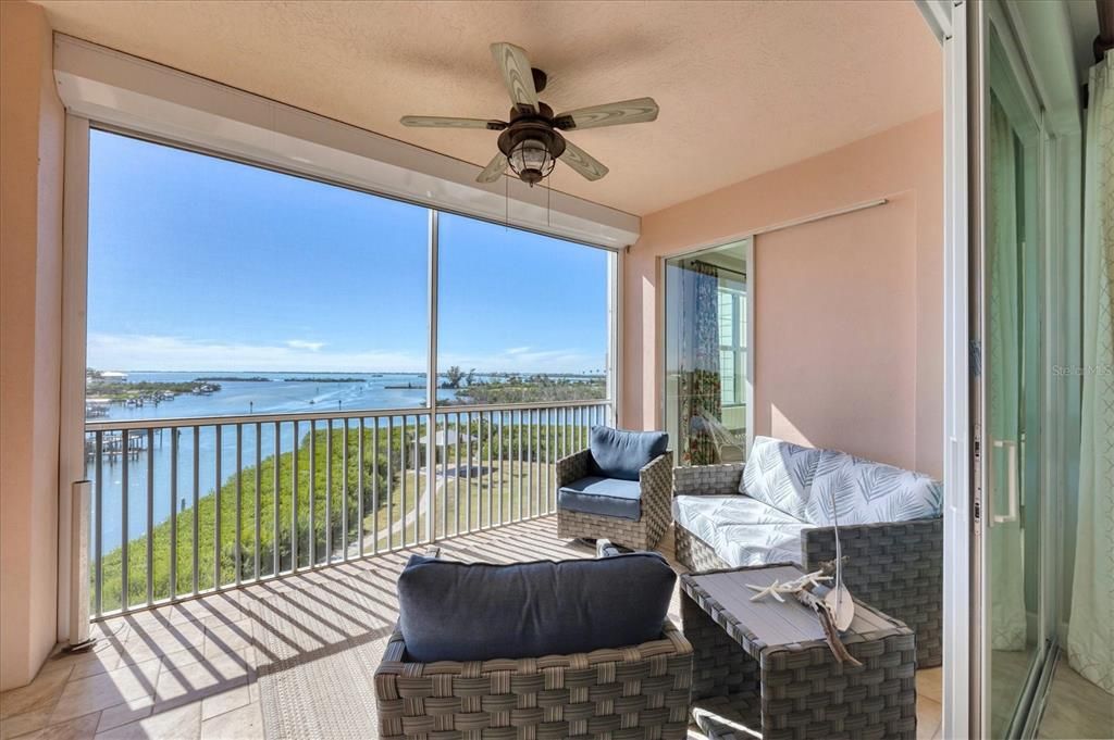 Под контрактом: $1,749,000 (3 спален, 3 ванн, 2142 Квадратных фут)