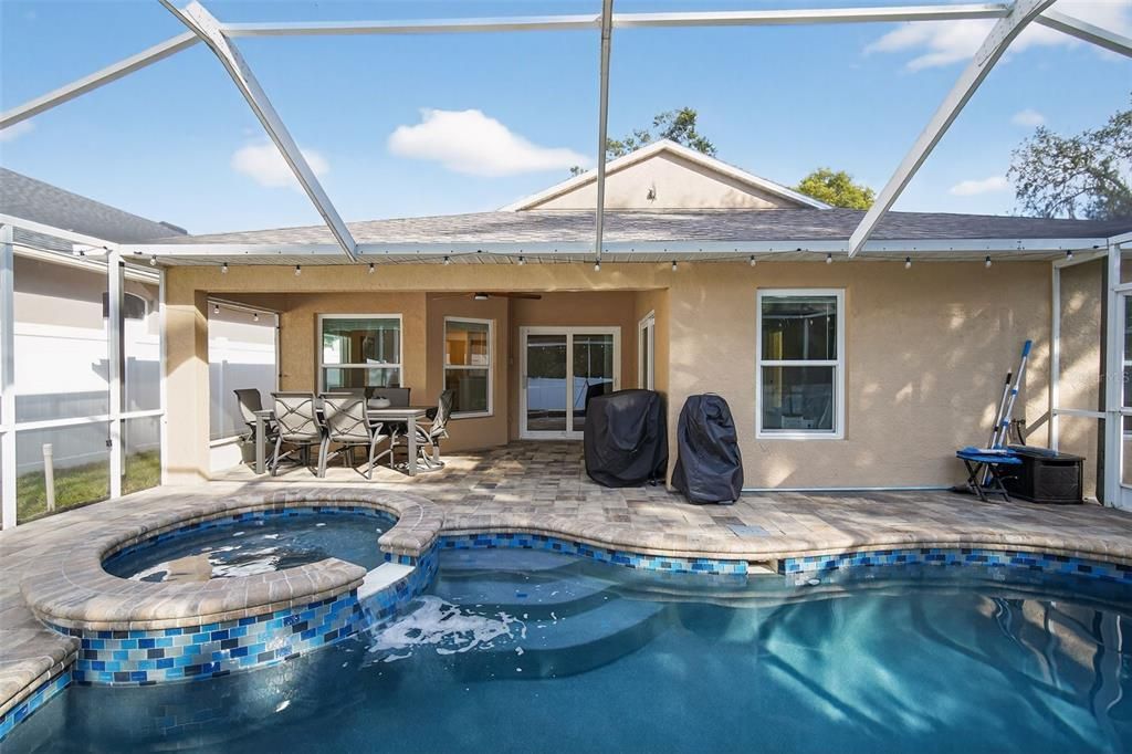 Под контрактом: $416,000 (3 спален, 2 ванн, 1780 Квадратных фут)