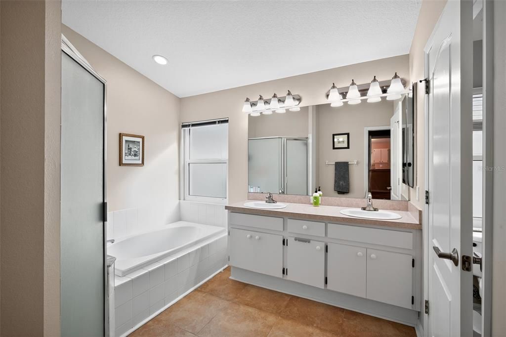 Под контрактом: $416,000 (3 спален, 2 ванн, 1780 Квадратных фут)