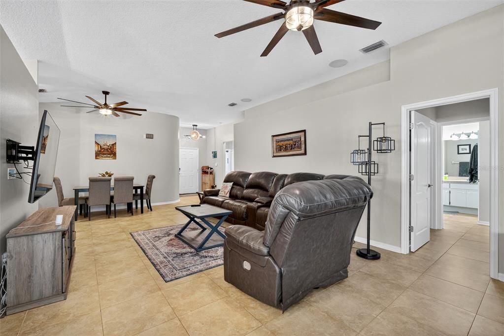 Под контрактом: $416,000 (3 спален, 2 ванн, 1780 Квадратных фут)