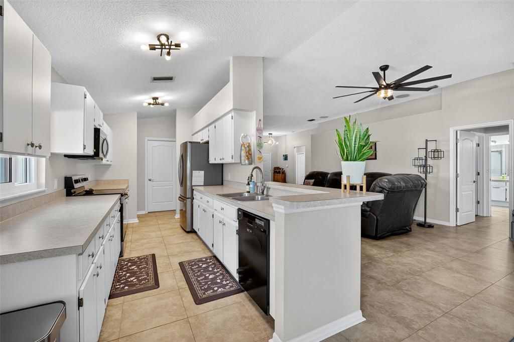 Под контрактом: $416,000 (3 спален, 2 ванн, 1780 Квадратных фут)