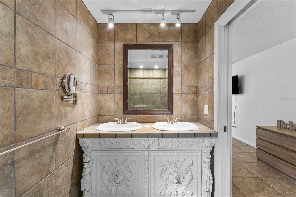 En Venta: $649,000 (3 camas, 2 baños, 1936 Pies cuadrados)