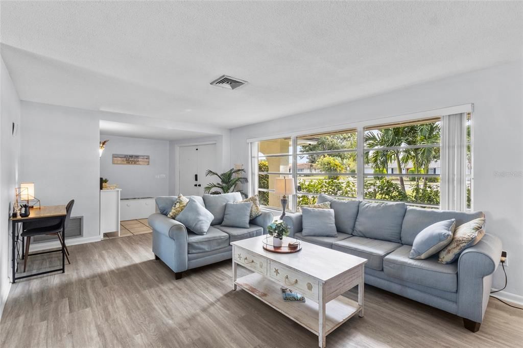 En Venta: $649,000 (3 camas, 2 baños, 1936 Pies cuadrados)