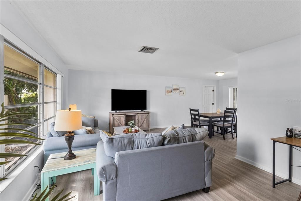 En Venta: $649,000 (3 camas, 2 baños, 1936 Pies cuadrados)