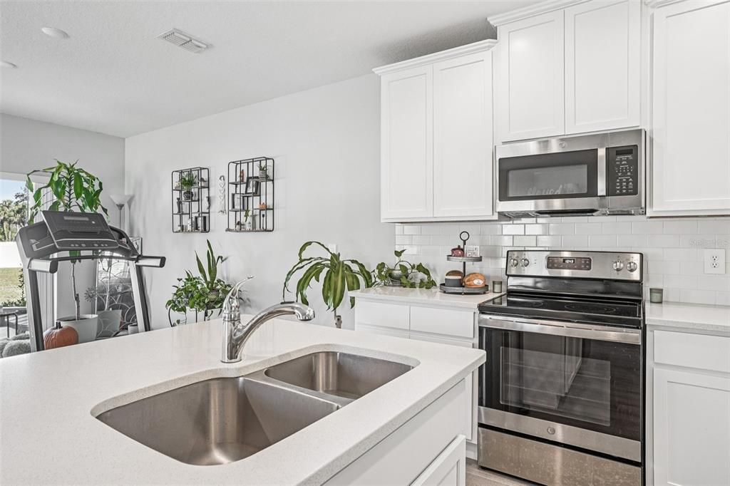 For Sale: $410,000 (4 beds, 3 baths, 1765 Square Feet)