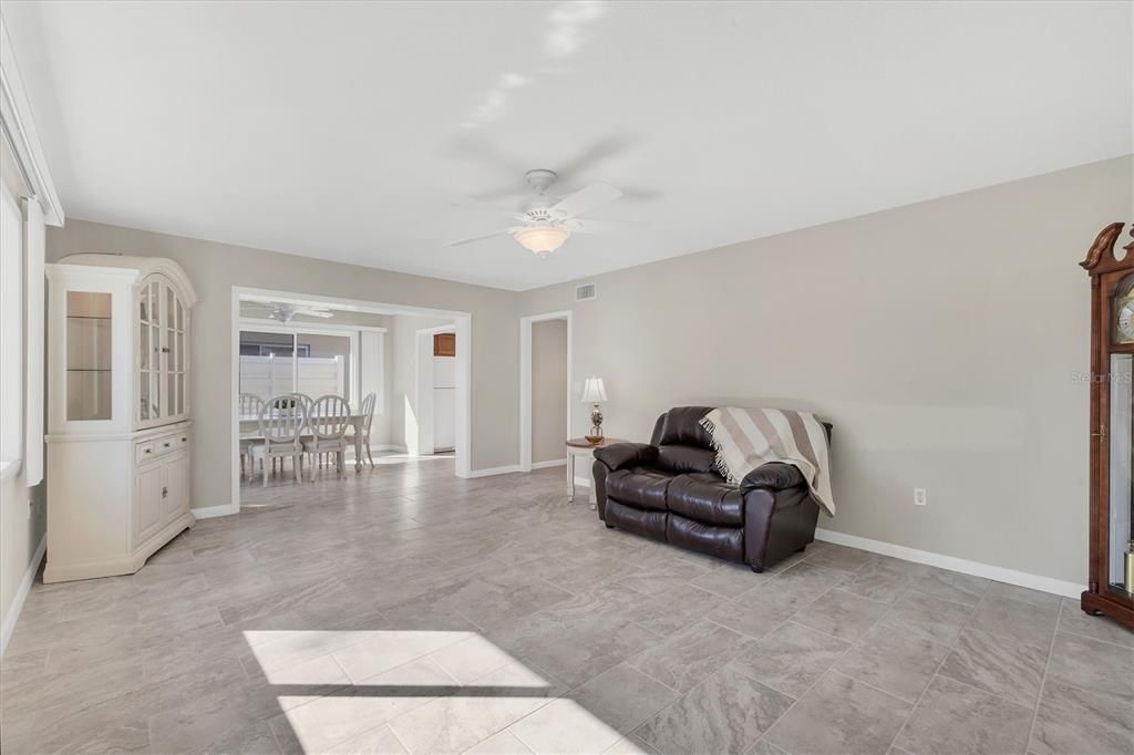 For Sale: $220,000 (2 beds, 2 baths, 1195 Square Feet)