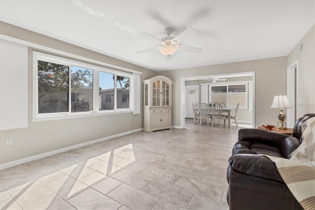 For Sale: $220,000 (2 beds, 2 baths, 1195 Square Feet)