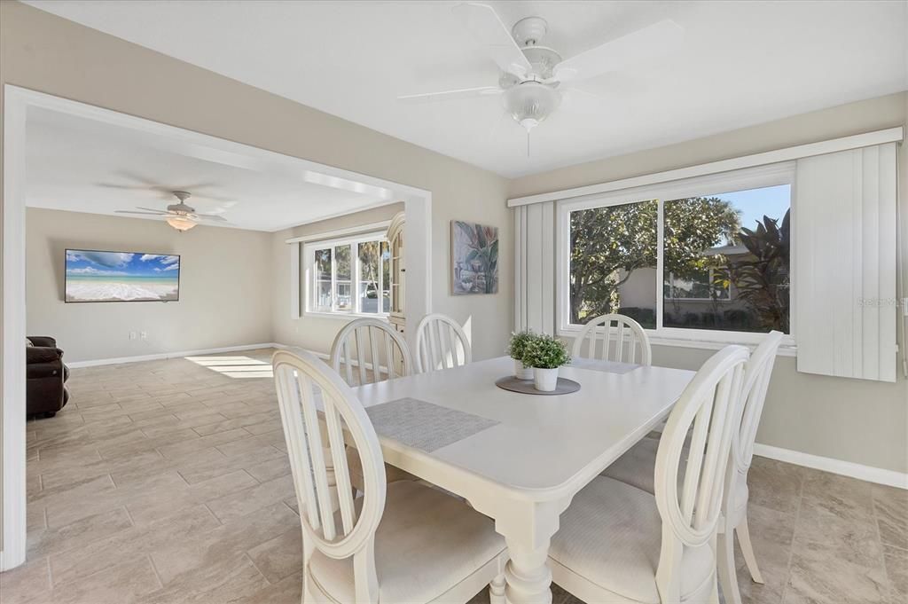 For Sale: $220,000 (2 beds, 2 baths, 1195 Square Feet)