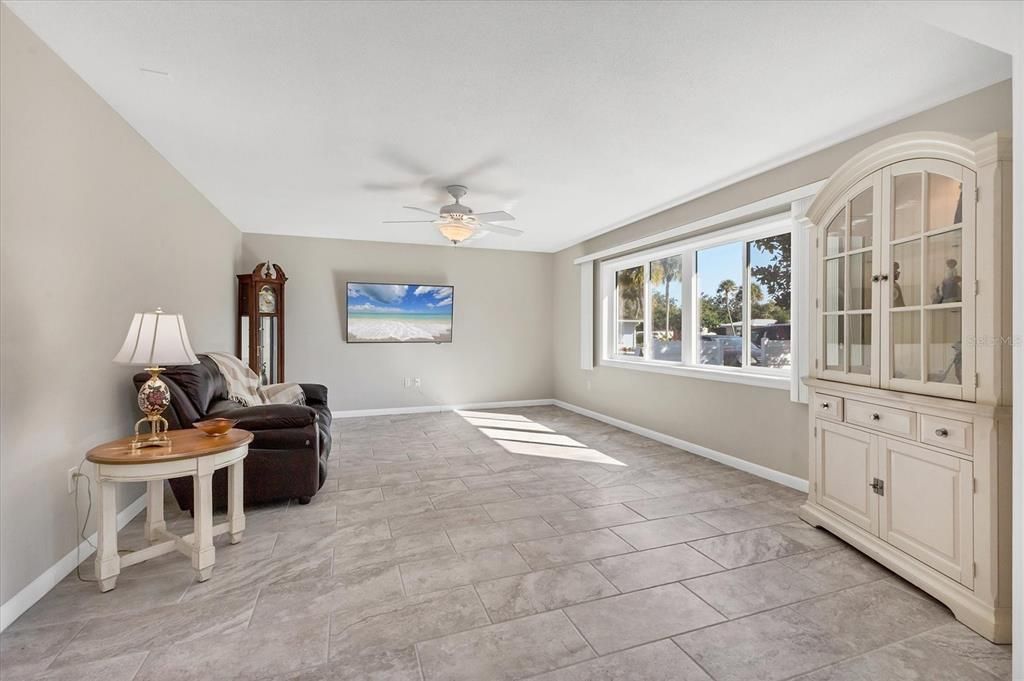 For Sale: $220,000 (2 beds, 2 baths, 1195 Square Feet)