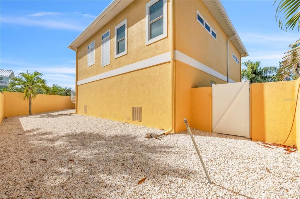 合同活跃: $1,695,000 (3 贝兹, 2 浴室, 2132 平方英尺)