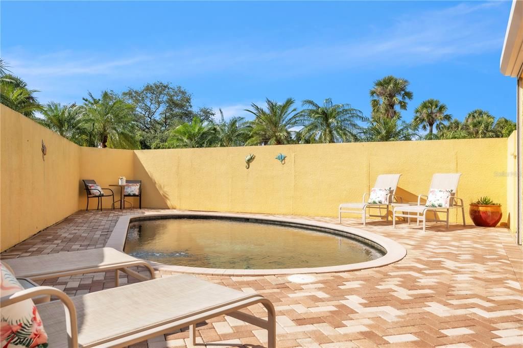 合同活跃: $1,695,000 (3 贝兹, 2 浴室, 2132 平方英尺)