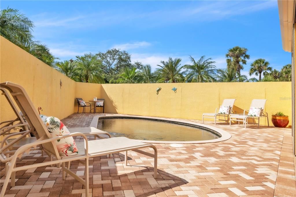 合同活跃: $1,695,000 (3 贝兹, 2 浴室, 2132 平方英尺)