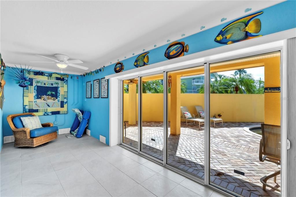 合同活跃: $1,695,000 (3 贝兹, 2 浴室, 2132 平方英尺)