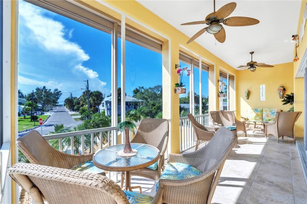 合同活跃: $1,695,000 (3 贝兹, 2 浴室, 2132 平方英尺)