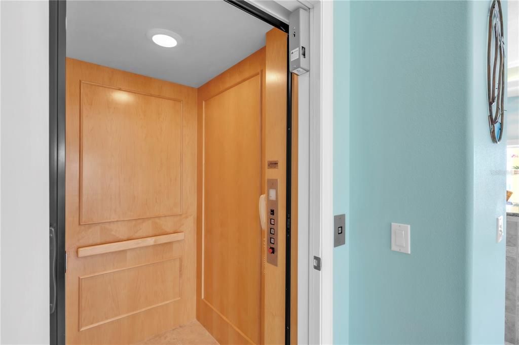 合同活跃: $1,695,000 (3 贝兹, 2 浴室, 2132 平方英尺)