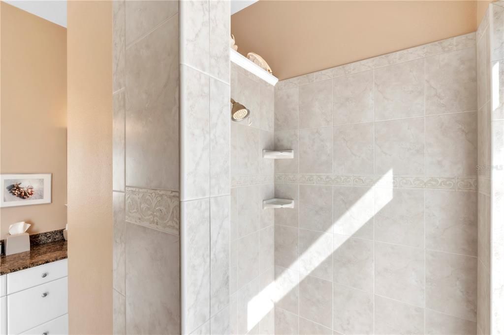 合同活跃: $1,695,000 (3 贝兹, 2 浴室, 2132 平方英尺)