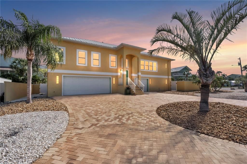 合同活跃: $1,695,000 (3 贝兹, 2 浴室, 2132 平方英尺)