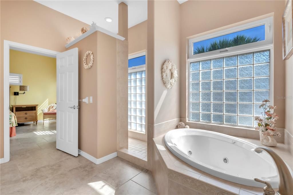 合同活跃: $1,695,000 (3 贝兹, 2 浴室, 2132 平方英尺)