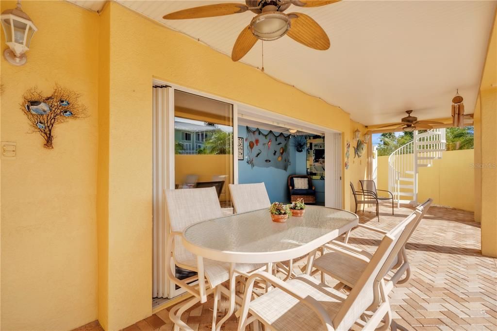 合同活跃: $1,695,000 (3 贝兹, 2 浴室, 2132 平方英尺)