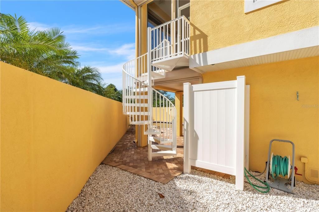 合同活跃: $1,695,000 (3 贝兹, 2 浴室, 2132 平方英尺)